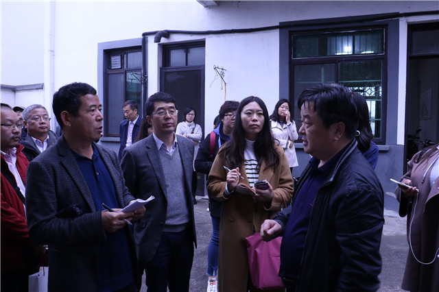 记者采访建农村党委书记施建章 （中国网记者黄磊/摄）