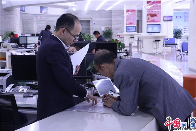 徐霞客镇政务服务中心工作人员向群众解疑答惑 (中国网记者 黄磊/摄)