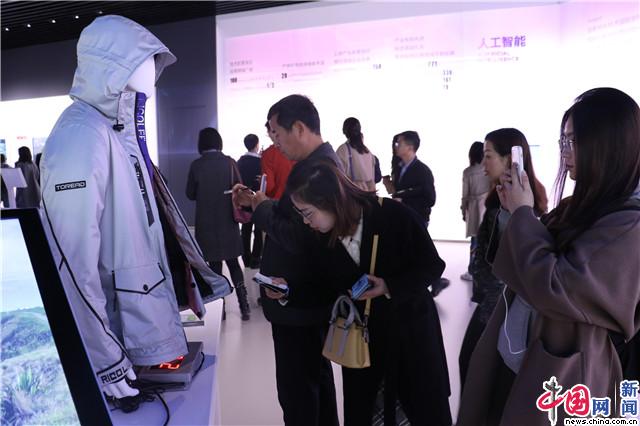采用了碳纳米管加热技术,可抵御-20℃气温的冲锋衣 (中国网记者 黄磊/摄)