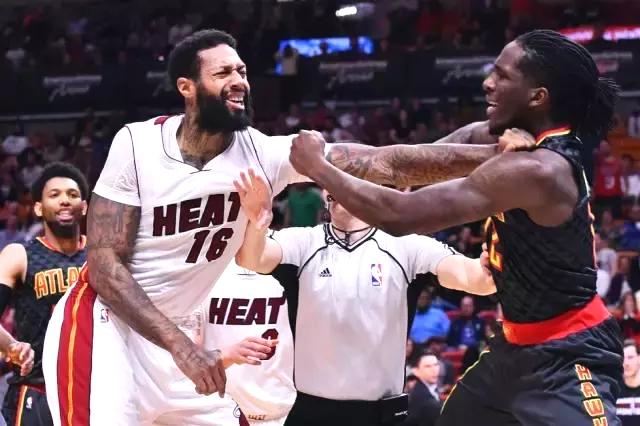 足球人口篮球_足球篮球排球的图片(3)