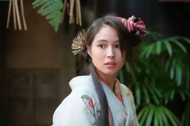 接著在《偵探最快》中,飾演繼承了5兆日元遺產的女大學生。