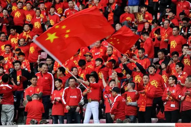 打篮球比踢足球挣钱吗,打篮球比踢足球挣钱吗知乎