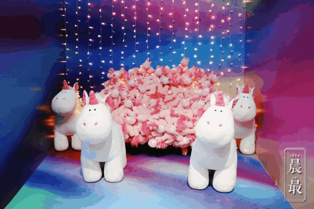 这里的画风hin可爱~猫猫的爪爪,柯基的屁屁,还有一群独角兽,少女风get