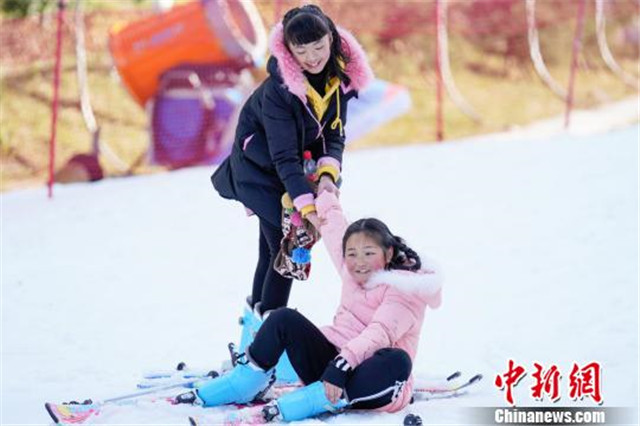 玩全国低纬度贵州六盘水滑雪场 看艳阳里的“大雪纷飞”