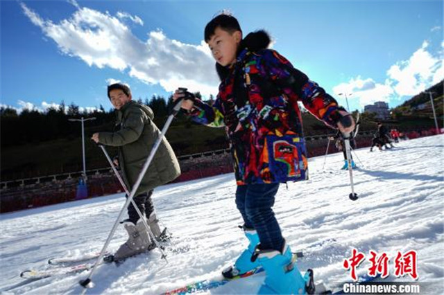 玩全国低纬度贵州六盘水滑雪场 看艳阳里的“大雪纷飞”