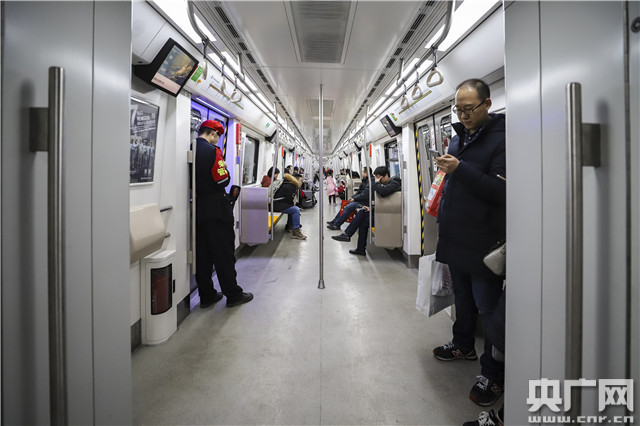 【新春走基层】除夕深夜故事:暖心的北京地铁