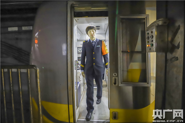【新春走基层】除夕深夜故事:暖心的北京地铁