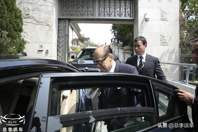 李嘉诚平时坐2000万的宝马7,佣人买菜开什么车?