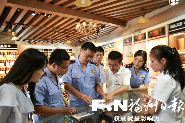 市市场监管执法人员开展索票索证和台账检查。(资料图片)