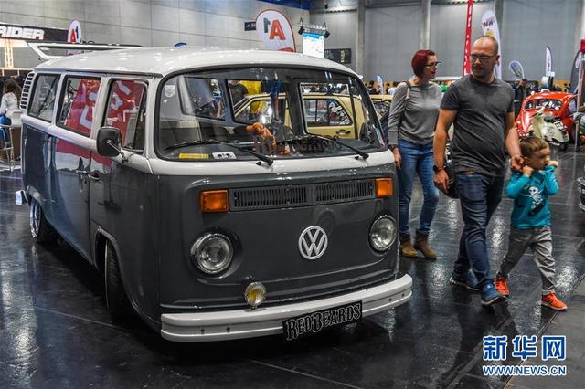 维也纳举行改装车展