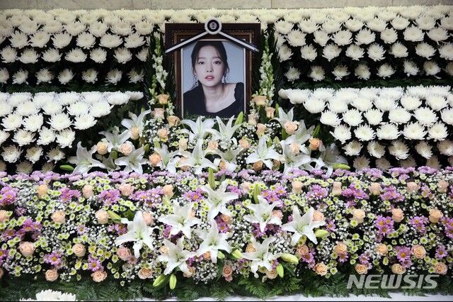 电竞比分网 - 援非医生的日常:诊治中割伤害怕得艾滋,时刻面临感染疟疾的危险