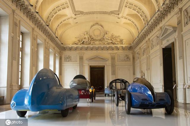 法国举行概念车展 古典宫殿与摩登汽车碰撞出别样火花