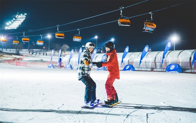 王珞丹现身冬奥学院 携世界冠军刘佳宇助力冬奥会