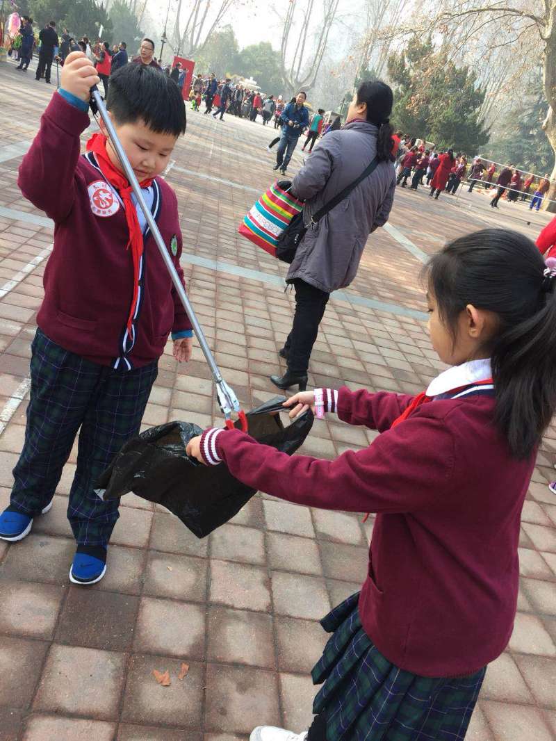 优胜路小学二一中队开展学雷锋志愿服务活动 