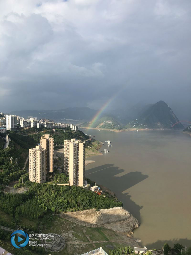 超美!雨后彩虹横跨天际