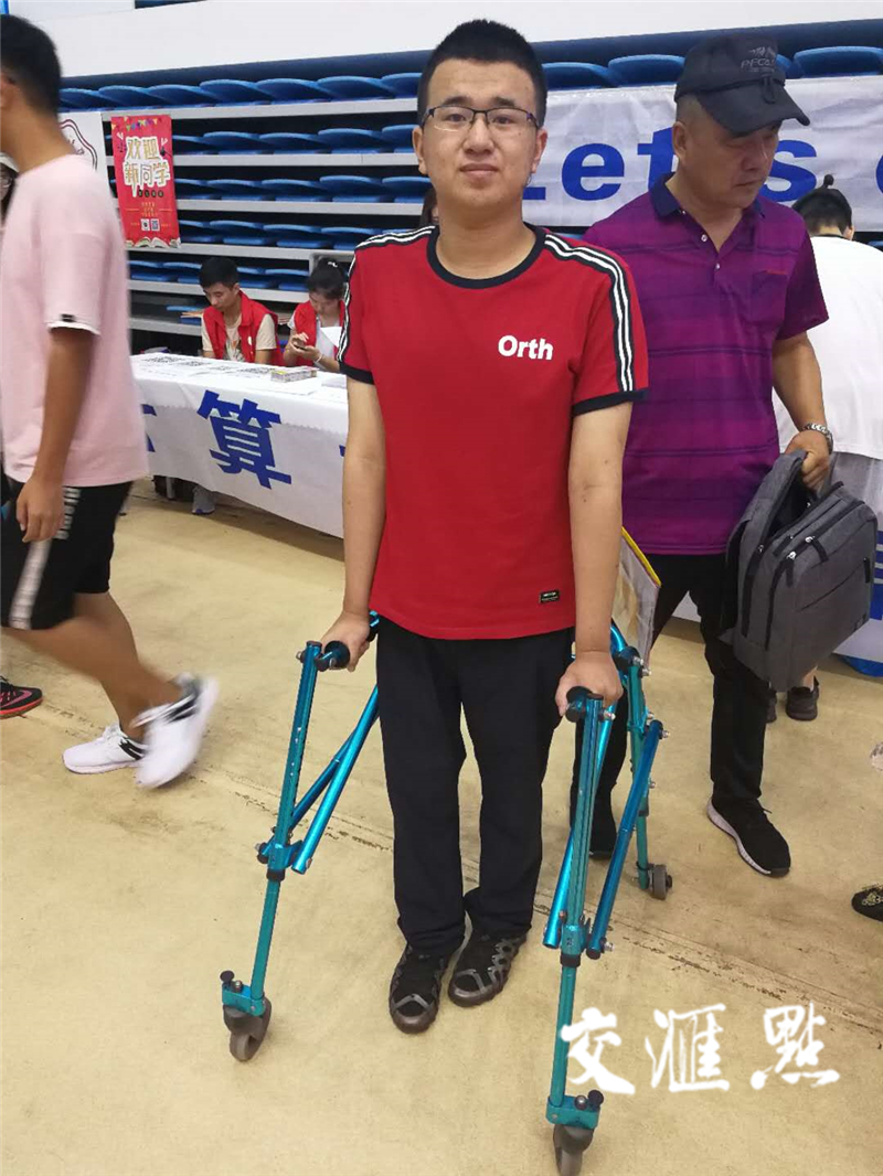 残疾贫困大学新生获暖心帮助:学校除提供单间