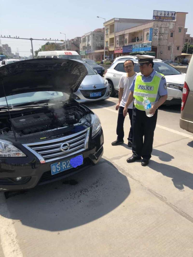 险！行驶途中一汽车突然冒烟，幸好遇到了他们......