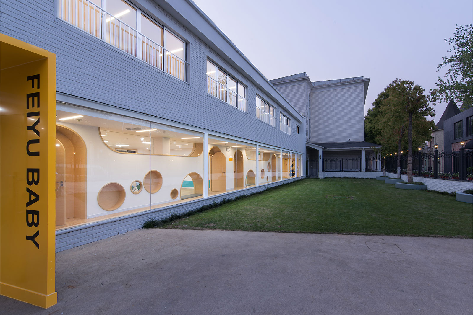 马场旁的早教中心，上海鲱鱼宝宝早教中心