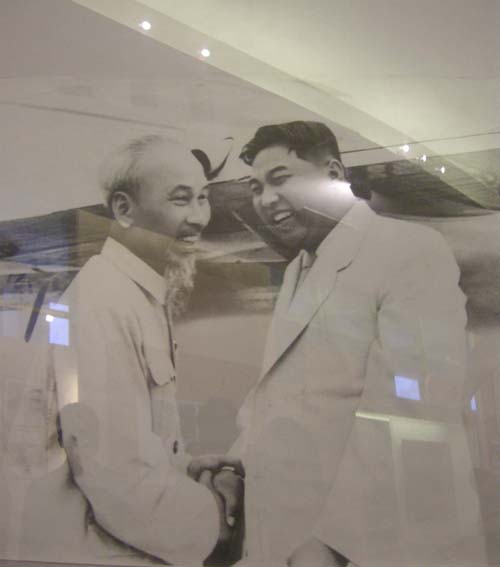 1957年8月,金日成在平壤迎接胡志明访朝