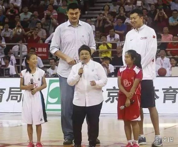 众名星与姚明合影惨被网友调侃:好像只有一米三!