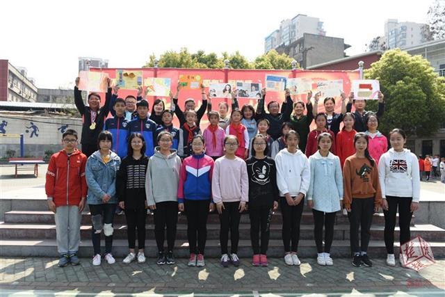 感恩老师有新招!这所中学的学生自制奖状发给