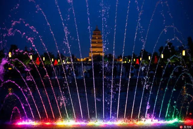 護城河邊，燈景與水景融為一體，溫婉浪漫。