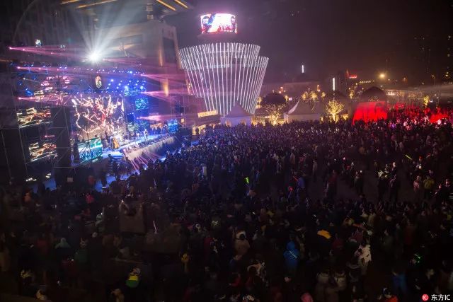 青曲社里大家開懷大笑