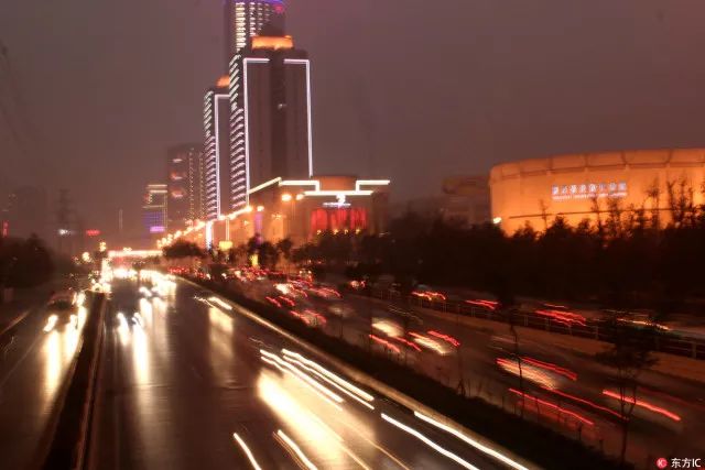 夜幕降臨，華燈初上