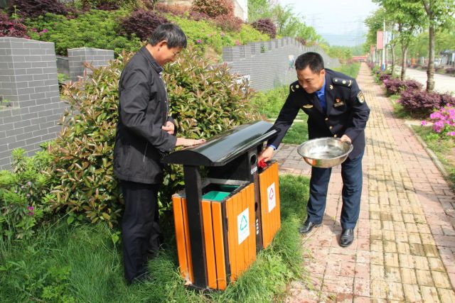 【跟着铜陵0415】惊呆!铜陵共享单车篮子被这