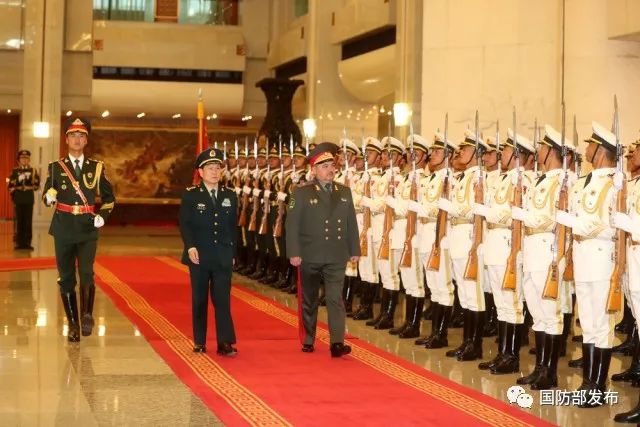 会谈开始前，魏凤和为阿济佐夫举行欢迎仪式，并陪同检阅中国人民解放军三军仪仗队。张宇 摄