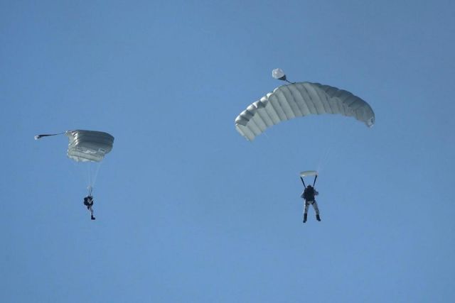 俄空降兵军演:最先进降落伞系统上阵,仅凭备用