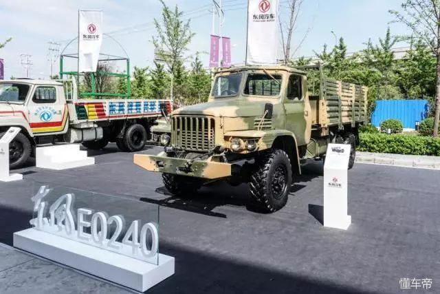 东风夜放花千树，更吹落，星如雨