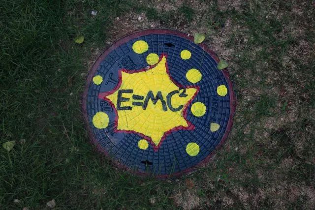 井盖火了:每个卡通图案对应一个物理学公式|井