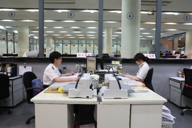 消费者最关心:商品能优惠多少钱 △上海海关报关大厅现场.