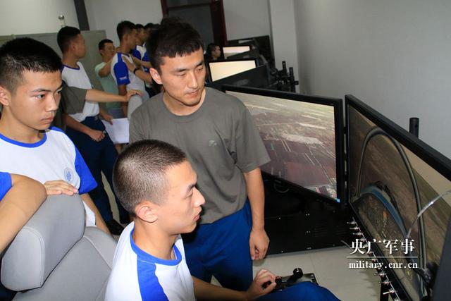 空军青少年航空学校2016级800余名学生飞上蓝