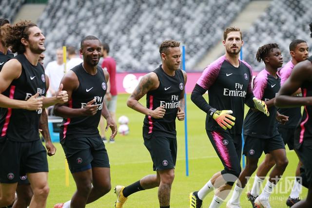 法国超级杯巴黎圣日耳曼赛前训练 孙雯、王霜