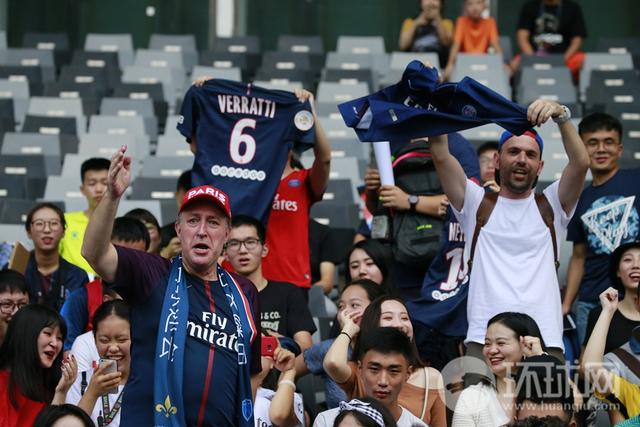 法国超级杯巴黎圣日耳曼赛前训练 孙雯、王霜