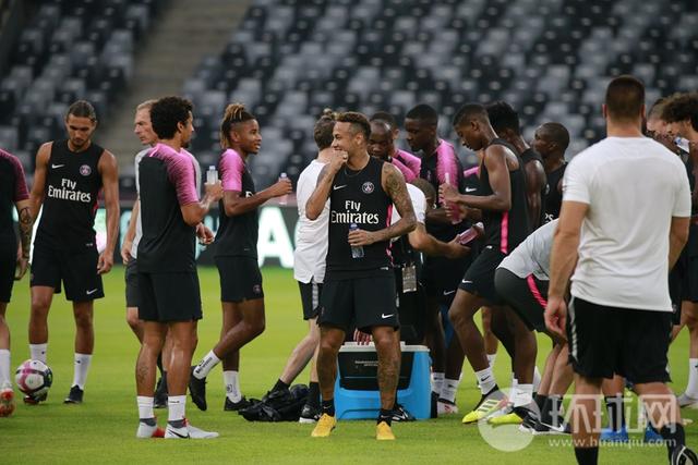 法国超级杯巴黎圣日耳曼赛前训练 孙雯、王霜