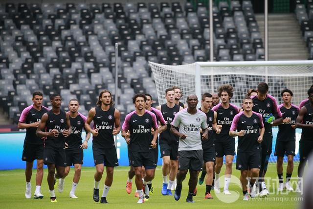 法国超级杯巴黎圣日耳曼赛前训练 孙雯、王霜