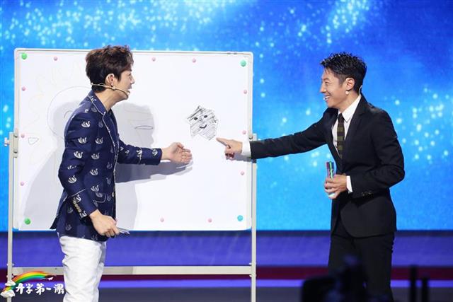 撒贝宁何炅联手主持《开学第一课》，听成龙讲述奋斗史