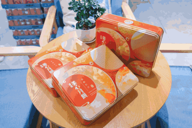 莲蓉,嵌入油润饱满的蛋黄,皮薄松软,金黄油亮,一口让你回到儿时的中秋