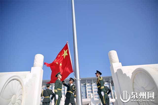 祝福祖国繁荣昌盛 市委市政府举行升国旗仪式