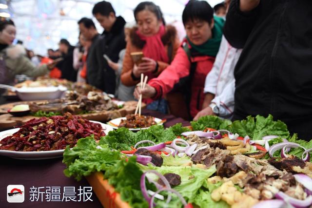 烤全羊、烤乳鸽、大盘鸡……100余道美食亮相大巴扎美食节