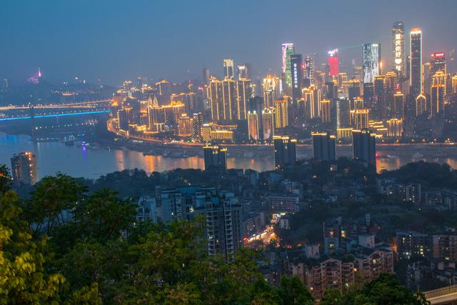 山城重庆为人民空军庆生 图片