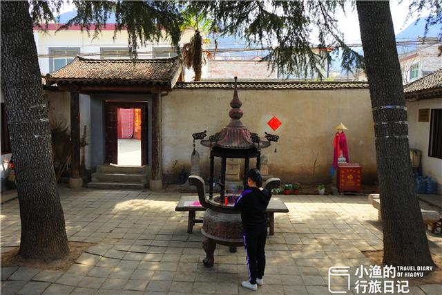 藏在秦岭的西安最小寺庙，只有一进院落，一棵树就占了半个院子