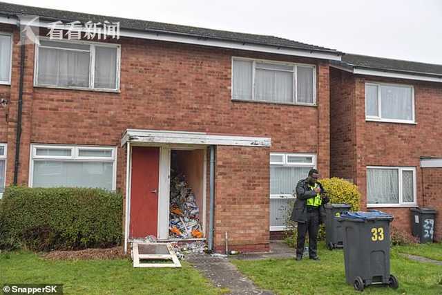 英男子死于家中垃圾成堆 工作人员5小时才清理完