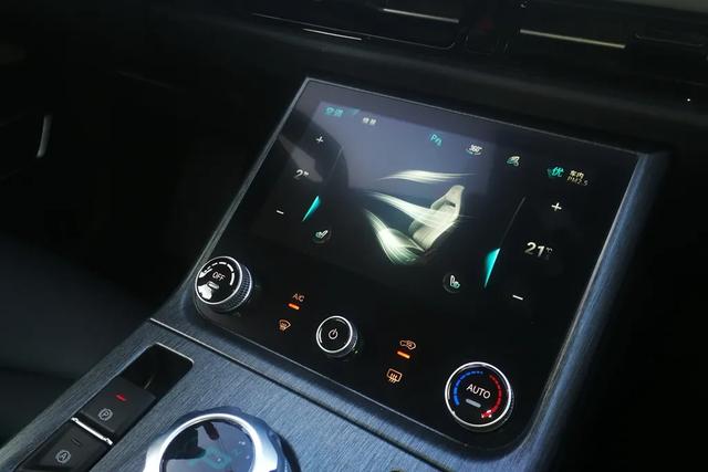 Lab测试:哪吒U的驾驶感觉就像玩游戏,操控不错,刹车是短板