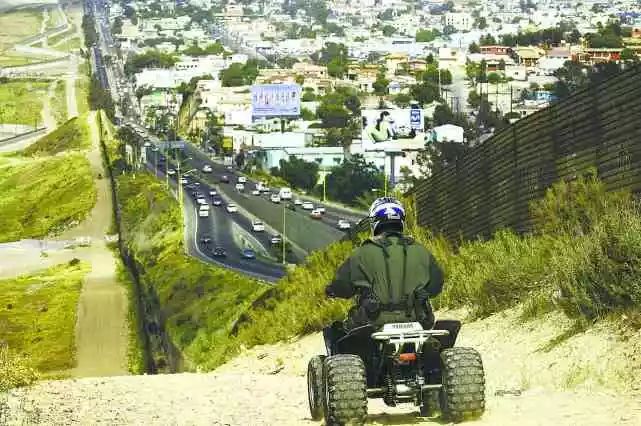 光天化日下的恐怖一幕:墨西哥重火力毒贩武装封路展示实力