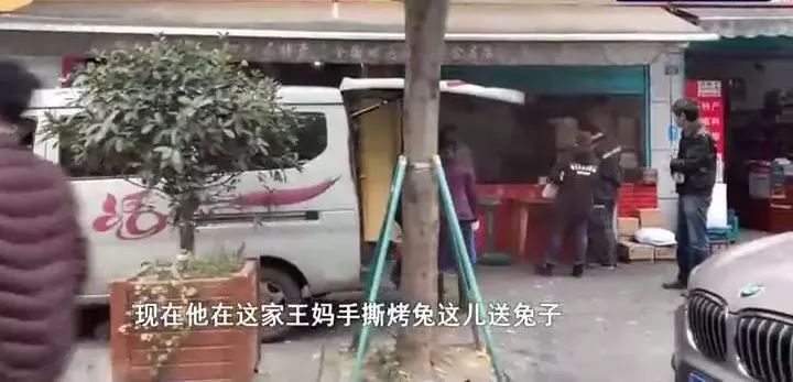 黑美食v美食成都网红美食"王妈手撕烤兔"被查嘴翘作坊天下图片