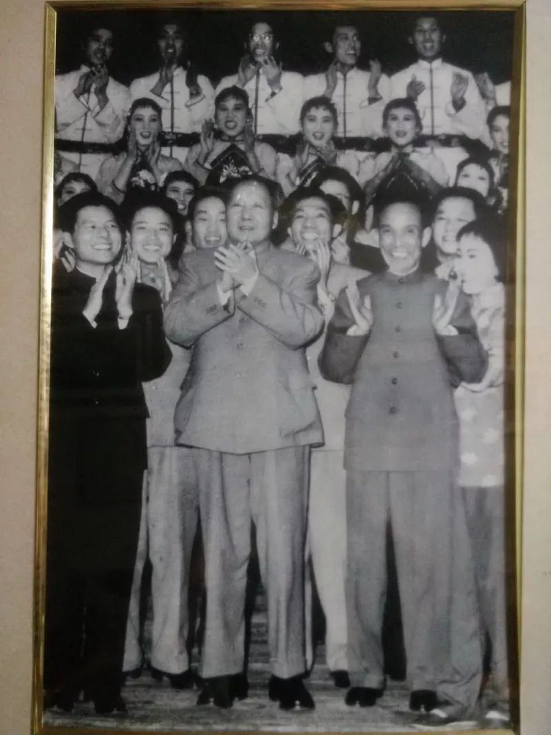 1964年1月11日，毛泽东在人民大会堂接见陆春龄（图/解放日报）
